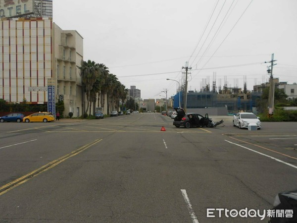 ▲新車車頭損毀嚴重，而車門不但沒有變形，還能正常開啟。（圖／記者黃孟珍翻攝）