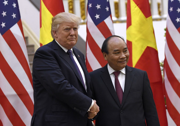 ▲▼越南總理阮春福（Nguyen Xuan Phuc ）2017年在河內接見美國總統川普。（圖／達志影像／美聯社）