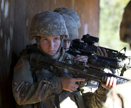 ▲▼ 美國女兵在喬治亞州班寧堡(Ft. Benning)與男兵一同練習戰術。攝於2017年10月4日。（圖／達志影像／美聯社）