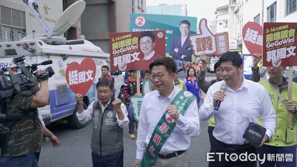 ▲民進黨台南市立委補選候選人郭國文，在支持者的簇擁下前往台南市選委會，抽取選舉的號次2號，旋即展開車隊遊行，向鄉親報告2號勝利的好消息。（圖／記者林悅翻攝）