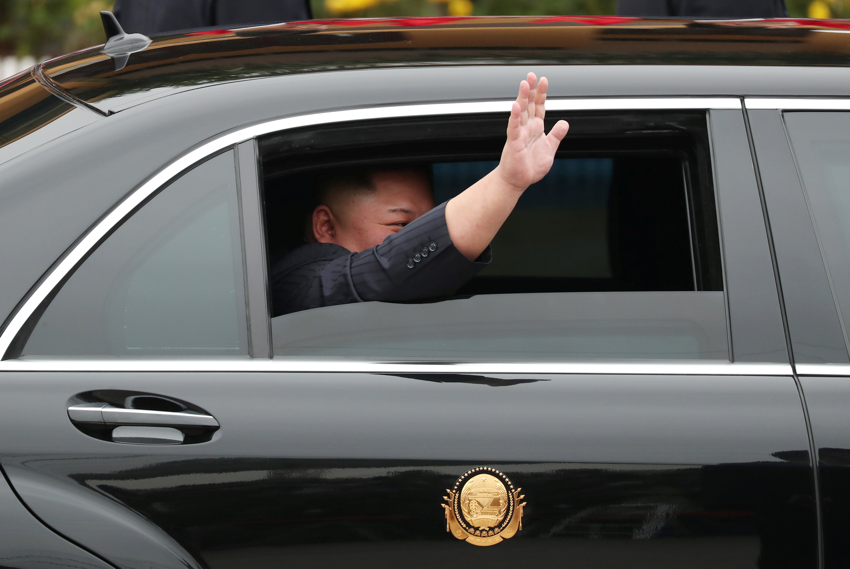 ▼ 北韓領導人金正恩轉搭防彈賓士，搖下車窗揮手致意。（圖／路透）