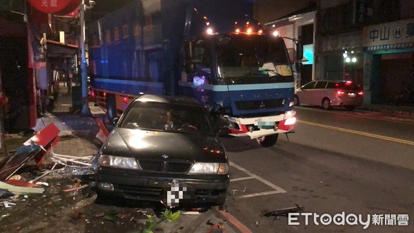 ▲▼板橋一輛大貨車疑似因為駕駛恍神，撞上路邊停放的1輛轎車、4輛機車及1座變電箱。（圖／記者趙永博攝）