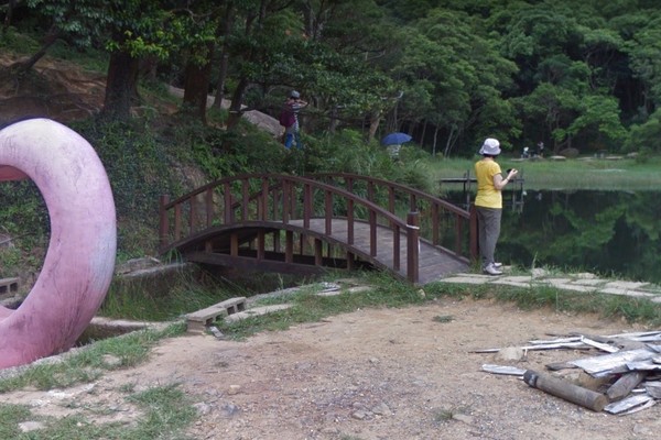 ▲▼網友拍到靈異照片的夢湖木橋。（圖／翻攝Google map）