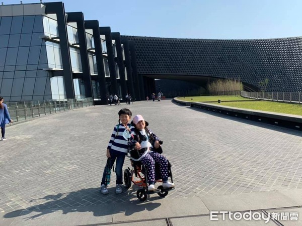 ▲▼ 因車禍癱瘓的珣珣，樂觀看待人生，感謝自己家人陪伴自己完成她想做的每件事。（圖／記者翁伊森翻攝，下同）