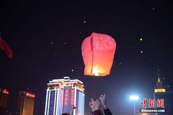 ▲孔明燈具高危險性，兩會期間北京市行政區範圍內禁止施放。（圖／翻攝中新網）