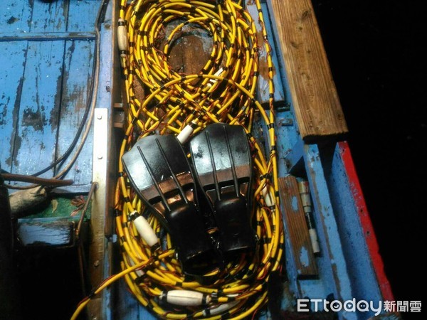 ▲▼利用暗夜在保育區內打魚　海巡人員挺進逮個正著               。（圖／記者陳崑福翻攝）