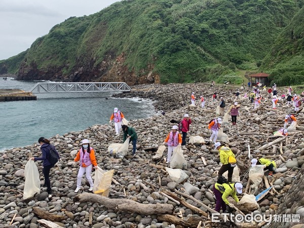▲▼龜山島26日350志工淨灘，短短1小時就清出2噸垃圾，相當驚人。（圖／記者游芳男翻攝，下同）