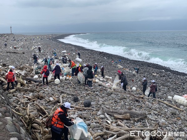 ▲▼龜山島26日350志工淨灘，短短1小時就清出2噸垃圾，相當驚人。（圖／記者游芳男翻攝，下同）