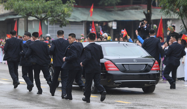 ▲▼ 川金二會／金正恩隨扈跟車跑步。（圖／路透）