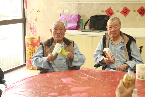 ▲北榮新竹分院迎新年　護理之家爺奶舞新春。（圖／台北榮總新竹分院提供）