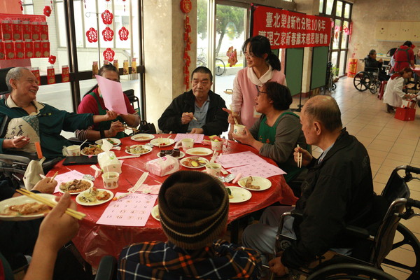 ▲北榮新竹分院迎新年　護理之家爺奶舞新春。（圖／台北榮總新竹分院提供）