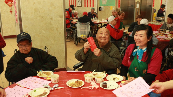 ▲北榮新竹分院迎新年　護理之家爺奶舞新春。（圖／台北榮總新竹分院提供）