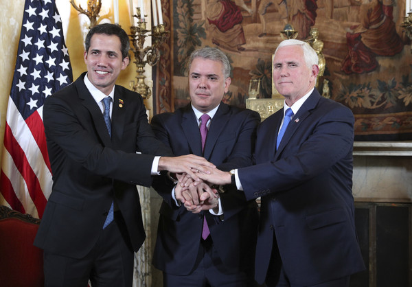 ▲▼瓜伊多（左）與哥倫比亞總統杜克（中）、美國副總統潘斯（右）會面。（圖／達志影像／美聯社）