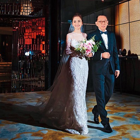 阿嬌出嫁，老闆楊受成（右）開心地說：「終於嫁得出去了。」更大手筆送上近新台幣3,000萬元的上海房屋當結婚禮物。（翻攝自阿嬌IG）