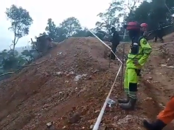 ▲▼ 印尼26日晚間驚傳土石流，一座非法金礦坍塌 ，數十人遭活埋。（圖／翻攝自推特@Sutopo_PN）