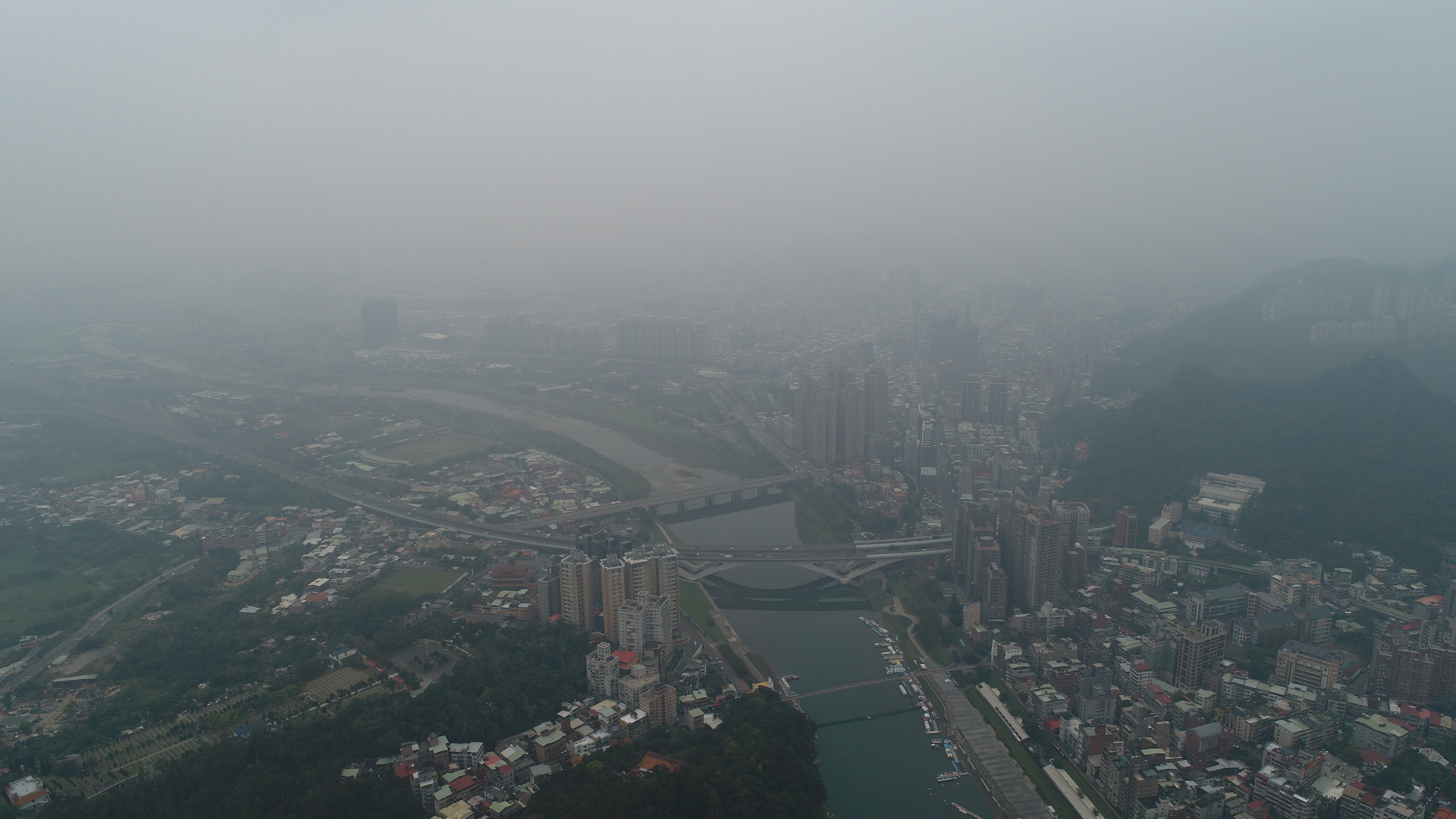 ▲▼  台北地區霧霾空拍,新店市區,碧潭,霧霾,空汙,能見度不高。 （圖／記者湯興漢攝）