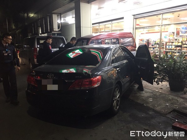 ▲一名黑色轎車攜帶毒品，遇警逃逸卻撞上便利商店。（圖／記者吳奕靖翻攝）