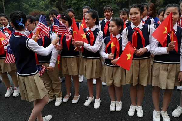 ▲▼ 川金二會／越南阮攸中學（Nguyen Du secondary school）的學生在河內主席府前手舉越南、美國的國旗。（圖／路透）