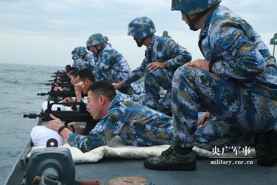 ▲▼解放軍南部戰區海軍某驅逐艦支隊進行實戰訓練。（圖／翻攝自央廣軍事）