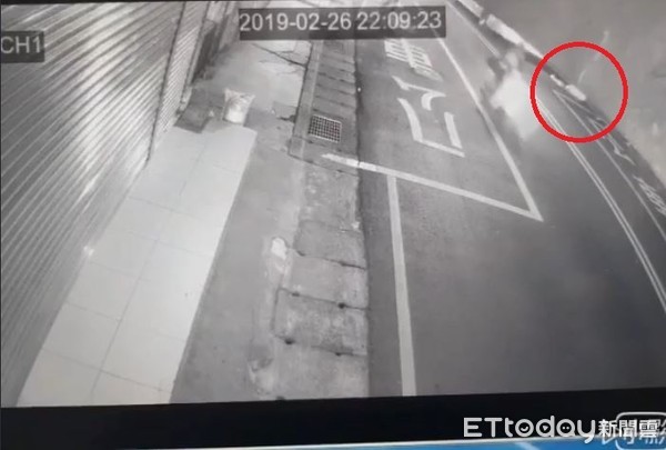 ▲▼男子為了趕公車重心不穩跌倒遭右後輪輾斃。（圖／記者陳豐德翻攝）