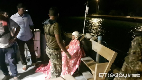 ▲穩鵬號受傷船員在臨近台籍漁船靠近下救出傷者。（圖／記者張君豪翻攝）