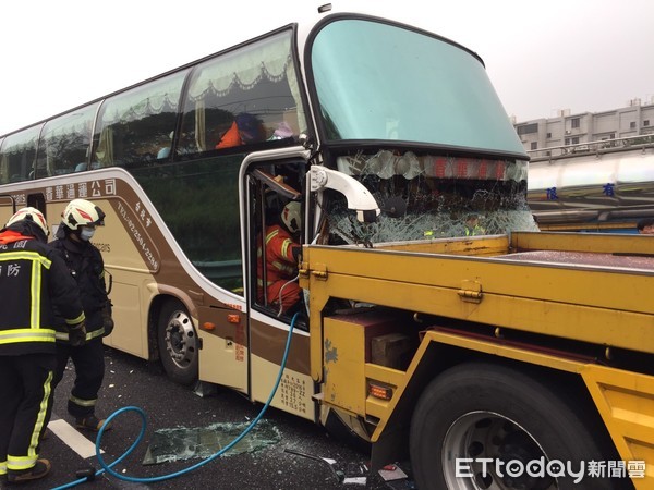 ▲國道一號南下楊梅路段，上午發生搭載陸客遊覽車追撞拖吊車意外。（圖／記者沈繼昌翻攝）            