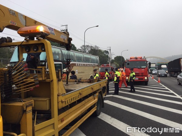 ▲國道一號南下楊梅路段發生遊覽車追撞拖吊車意外，造成後方嚴重回堵。（圖／記者沈繼昌翻攝）