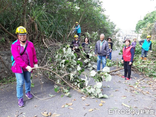 ▲▼宜蘭頭城鎮竹安里鎮安宮南側路徑之海岸防風林，因枝條徒長，影響人車視線安全，羅東林管處派員勘查評估後，由所屬礁溪工作站員工自行組隊，並聯合竹安里在地居民一起為林木修剪，藉以增加雙方交流互動及宣導保安林經營施業理念。（圖／記者游芳男翻攝，下同）