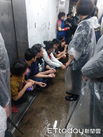 ▲移民署幹員日前直行聯合稽查行動，在萬華區屠宰場逮捕22名逃逸外勞。（圖／記者張君豪翻攝）