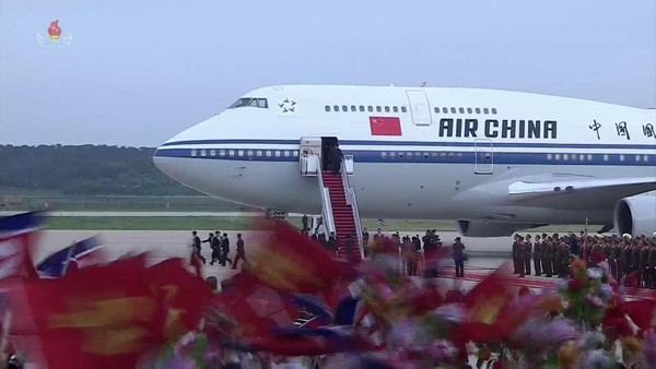 第一次川金會向中國商界飛機前往新加玻的金正恩，下機時與中國國旗同框的畫面，透過媒體向全世界放送，讓外界更深信北韓對中國的依賴。（東方IC）