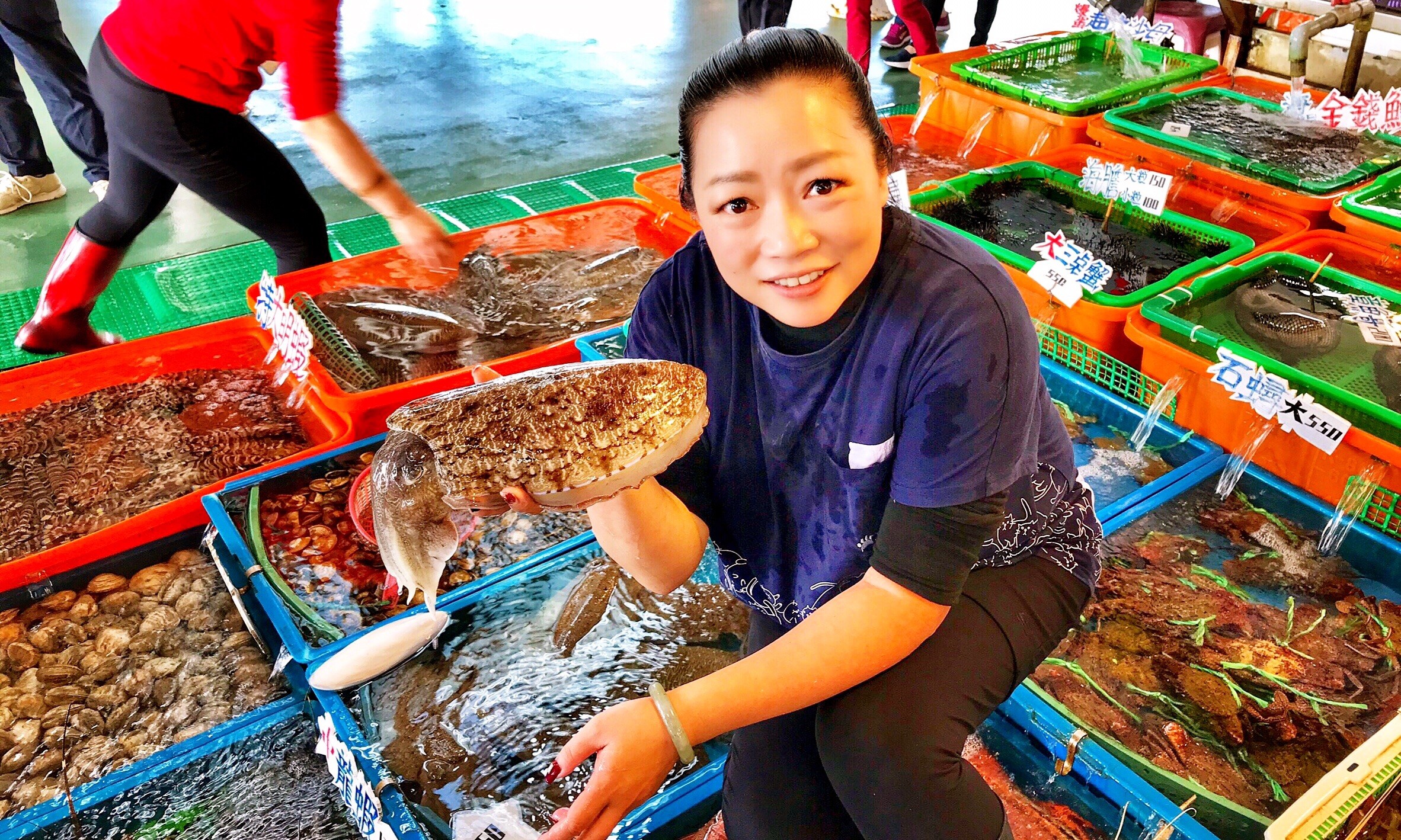 ▲ 石門富基魚市大啖海鮮、夯蕃薯 單筆滿額可抽電視平板電腦等好禮。（圖／記者郭世賢攝）