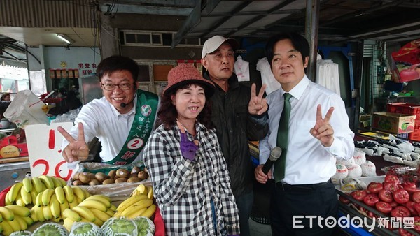 ▲前行政院長賴清德，2月27日陪同民進黨台南立委補選候選人郭國文，至山上天后宮、新化保生大帝廟及新化市場宮等地掃街拜票。（圖／記者林悅翻攝，下同）