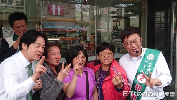 ▲前行政院長賴清德，2月27日陪同民進黨台南立委補選候選人郭國文，至山上天后宮、新化保生大帝廟及新化市場宮等地掃街拜票。（圖／記者林悅翻攝，下同）