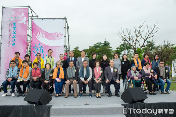 ▲▼宜蘭縣2019年228追思紀念活動，邀請受難者家屬、宜縣各界代表共同為受難者追思哀悼，由縣長林姿妙親自獻上象徵溫暖擁抱的圍巾，並帶著家屬點上一盞「暖心燈」走向228紀念物，代表對逝者無限懷念。。（圖／記者游芳男翻攝，下同）