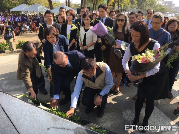 ▲台南市各界紀念228事件72週年和平追思會，台南市長黃偉哲向受難家屬致意，並帶領向228紀念碑獻花。（圖／記者林悅翻攝，下同）