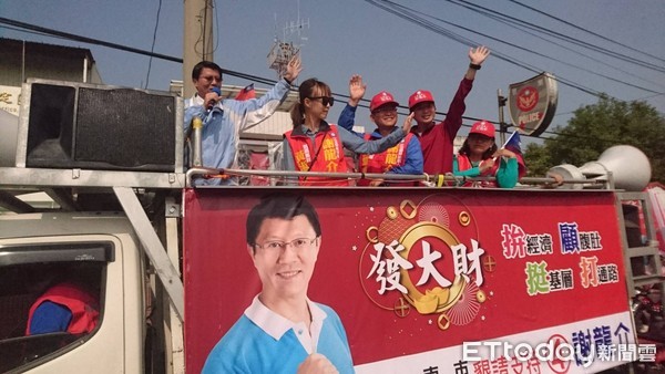 ▲台南市第二選區立委補選候選人謝龍介，在安定區掃街拜票，他要大家一起挺他拚經濟、顧腹肚、挺基層、打通路。（圖／記者林悅翻攝）