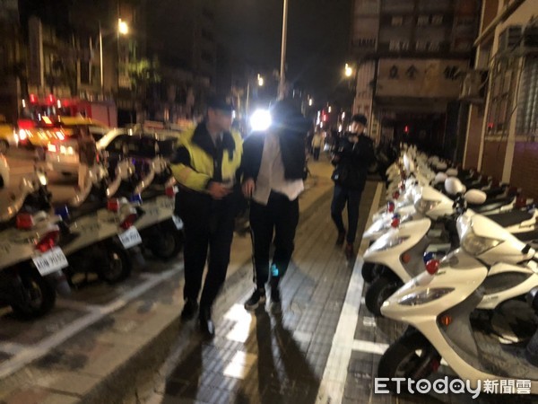 ▲▼台北女騎士深夜遭撞慘摔！滑進車底受困　警消民合力抬車救人 。（圖／記者趙永博攝）