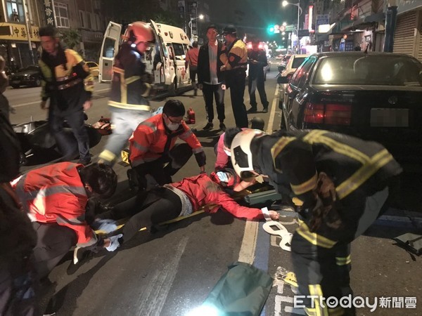 ▲▼快訊／台北女騎士遭撞慘摔！滑進車底　熱血路人合力抬車。（圖／記者黃彥傑攝）