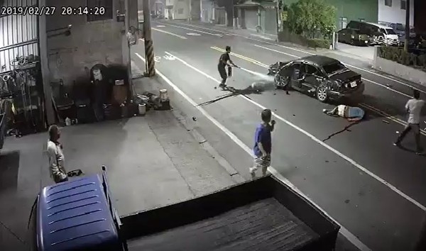 ▲▼高雄六龜二坡發生死亡車禍，駕駛從後車窗飛出慘死。（圖／翻攝自陸（六）龜山城---六龜暖暖的窩）