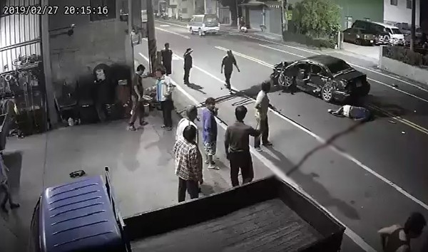 ▲▼高雄六龜二坡發生死亡車禍，駕駛從後車窗飛出慘死。（圖／翻攝自陸（六）龜山城---六龜暖暖的窩）