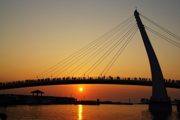 ▲▼  淡水漁人碼頭一日春遊！朝聖愛心石滬、情人橋賞夕陽光雕。木棧道商店街、沙崙石滬、娛樂漁業漁船水上服務、浮動碼頭、福容飯店、情人橋光雕夜景、情人橋淡水夕陽。（圖／新北市政府農業局提供）