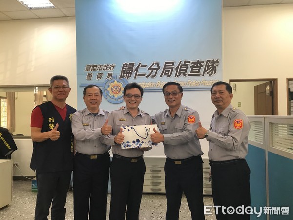 ▲台南市警局長黃宗仁（右二）到歸仁分局頒獎表揚有功員警。