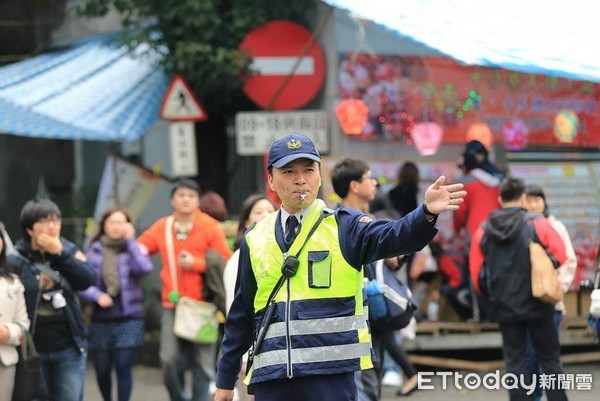 ▲ 金瓜石、九份疏解車流 瑞芳警加強機動交通管制　。（圖／記者郭世賢翻攝）