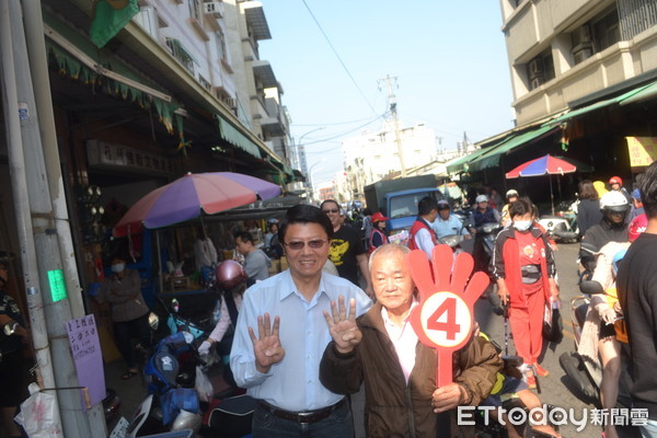 ▲國民黨台南第二選區立委補選人謝龍介，3月1日在善化、新化以車隊拜票及街頭演說，感動無數鄉親的心。（圖／記者林悅翻攝，下同）