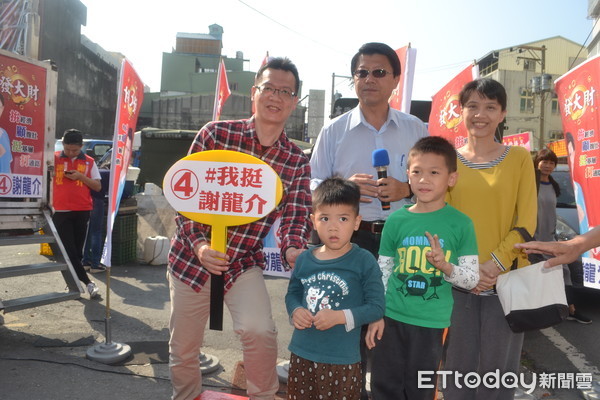 ▲國民黨台南第二選區立委補選人謝龍介，3月1日在善化、新化以車隊拜票及街頭演說，感動無數鄉親的心。（圖／記者林悅翻攝，下同）