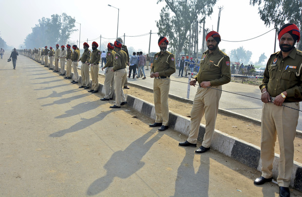 ▲▼印度軍警在印巴瓦加邊境站崗，等待巴基斯坦移交俘虜飛官。（圖／達志影像／美聯社）
