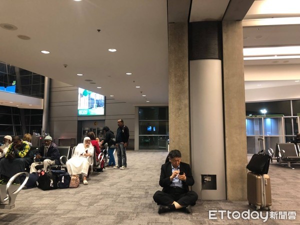 ▲▼台北市長柯文哲在以色列機場席地充電。（圖／取自臉書）