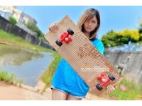 「飆板女神」Ashley脫到剩bra　陽光刷街玩累脫T洗衣。(圖／攝影師鄭夾克提供)