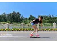 「飆板女神」Ashley脫到剩bra　陽光刷街玩累脫T洗衣。(圖／攝影師鄭夾克提供)