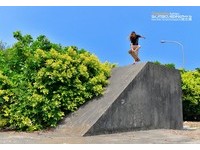 「飆板女神」Ashley脫到剩bra　陽光刷街玩累脫T洗衣。(圖／攝影師鄭夾克提供)